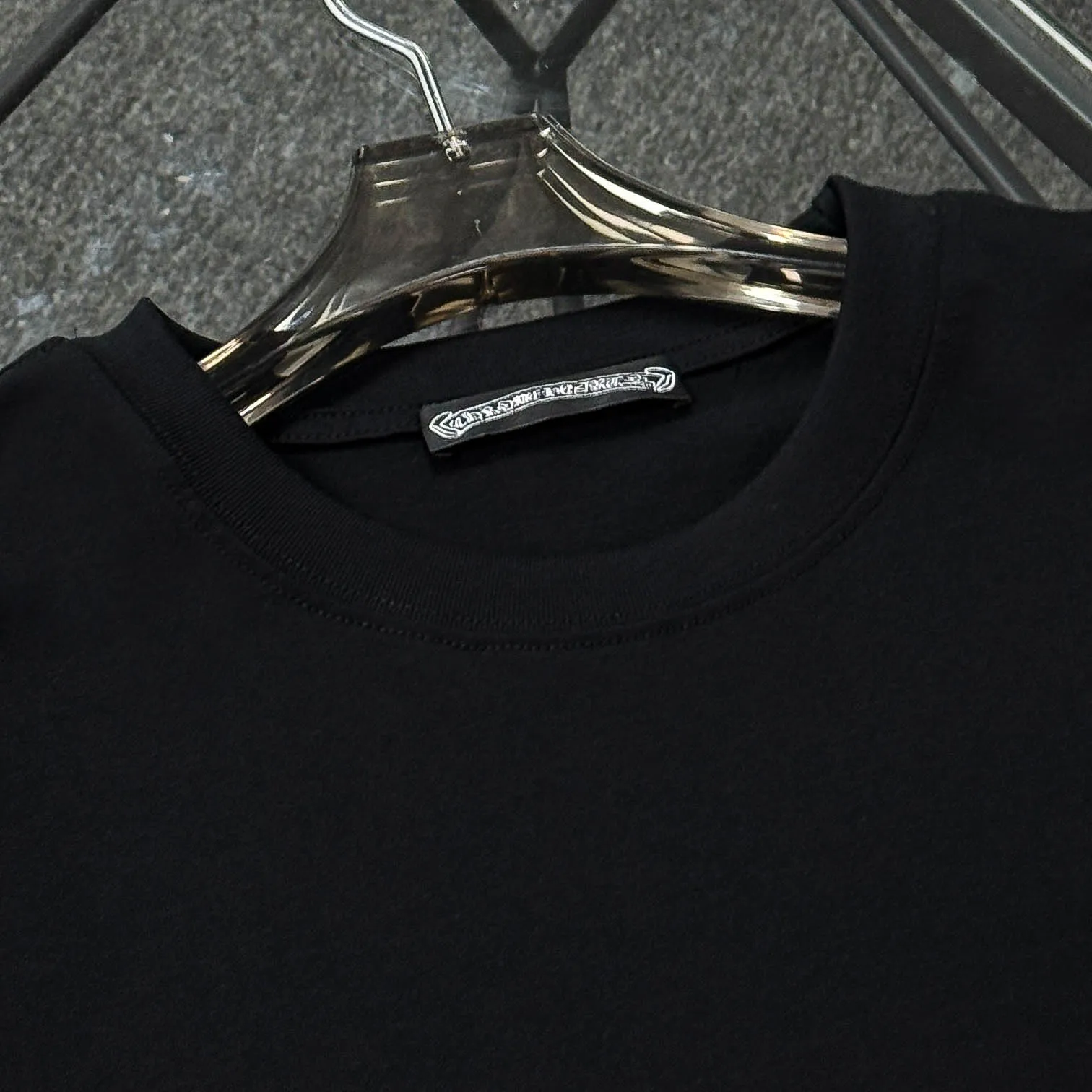 P170 Chrome Hearts Chrome Hearts 25 high-end versions. The fabric is made of 300 grams of high-density pure cotton. It does not deform or shrink. It has three labels. It is the same style for men and women. Technology: Digital printing. Color: White. Black. SIZE: S-XL.